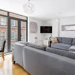 Liverpool City Centre Apt Sleeps 10