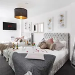 Liverpool City Centre Apt Sleeps 10